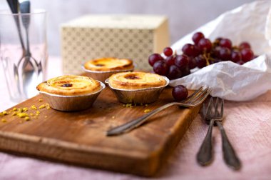 Nata Portekiz kremalı tart, puf böreği ve muhallebi dolgulu.