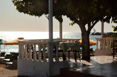 Rodos 'taki Akdeniz kıyısındaki boş Yunan restoranı