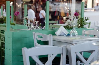 Rodos 'taki Akdeniz kıyısındaki boş Yunan restoranı