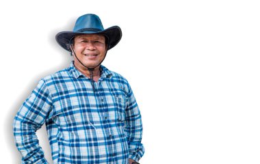 Çiftçi, gülümseyen Taylandlı kovboy şapkası beyaz arka planda.