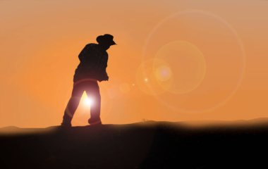 Erkek kovboy şapkaları güneş taşını kaldırmak için eğildi. Taylandlı çiftçiler kot şapkalı, siluetli, bulanık