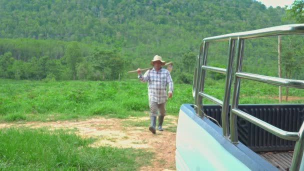 Férfi Farmer Séta Gazdaságban Tekintse Meg Gazdaság Természetes Hegyek Vidéken — Stock videók