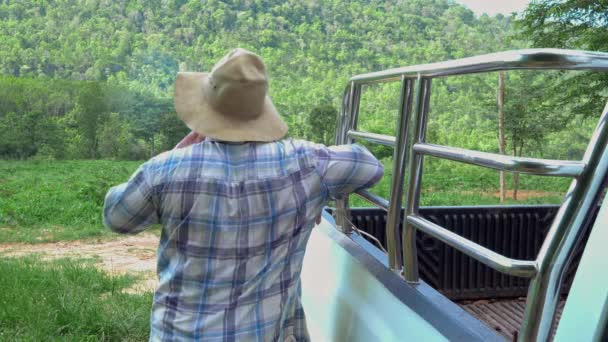 Чоловік Фермер Палить Фермі Постійно Дивлячись Гірські Поля Сільській Місцевості — стокове відео