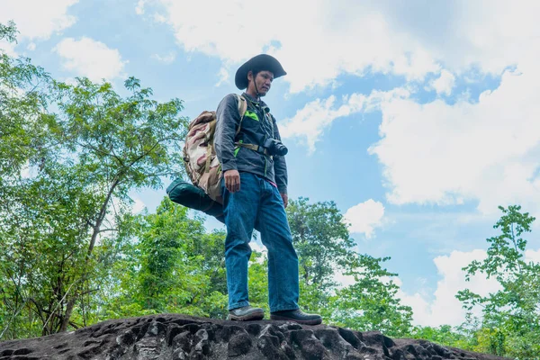 Jeune Homme Thaïlande Grand Routard Tient Sur Montagne Seul Prendre — Photo