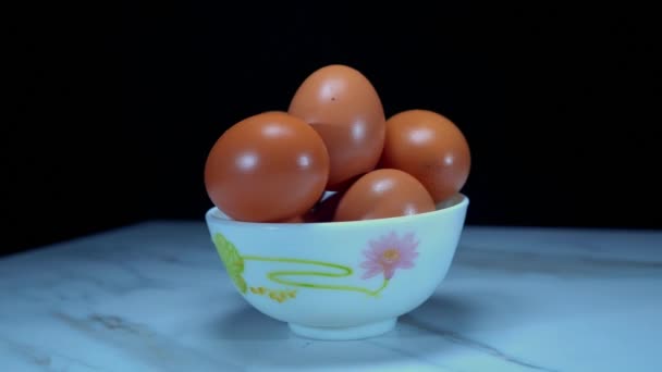 Huevos Huevos Huevos Frescos Una Taza Sobre Mesa Vista Panorámica — Vídeo de stock