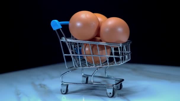 卵について 新鮮な卵 チキンの卵 カート 黒い背景 ビタミンが付いている食べ物 — ストック動画