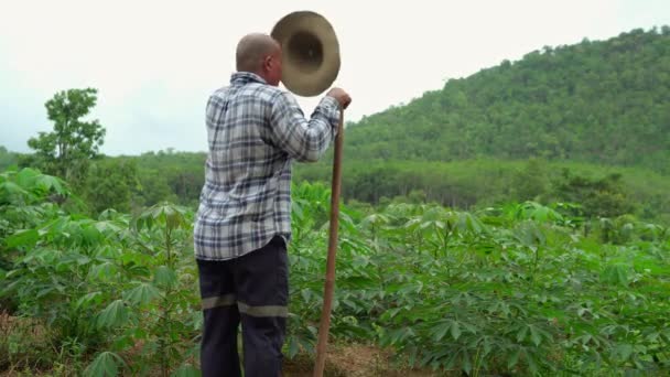 Male Adult Farmer Walking Holding Shovel Looking Farm Asian People — Stock Video