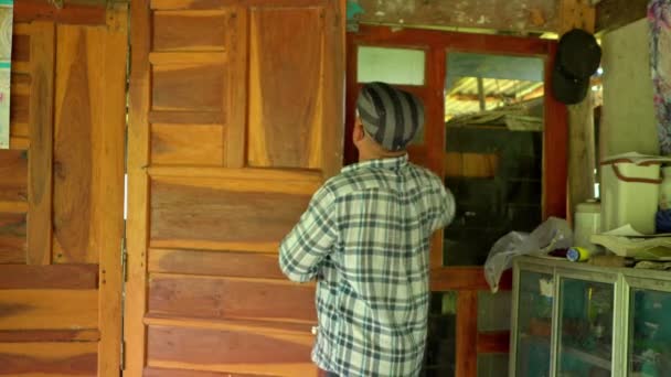 在泰国农村 老人独自快乐地站在木屋里 光秃秃的男人打开卧室的门 白皙的皮肤复古生活 — 图库视频影像