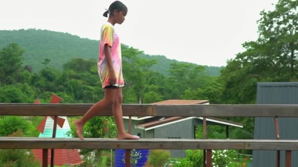 Una Chica Camina Sola Balcón Casa Caminar Sobre Barandilla Maderarecreación — Vídeos de Stock