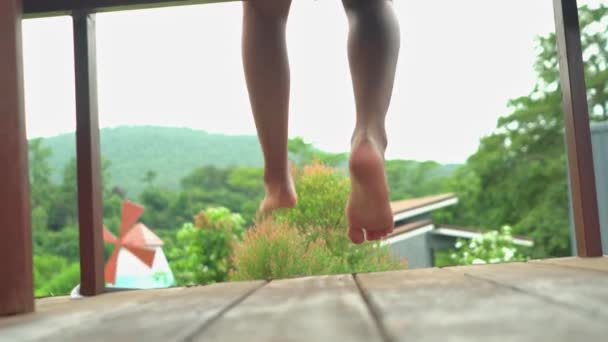 Fille Était Assise Seule Sur Balcon Jambes Balançoires Pour Détente — Video