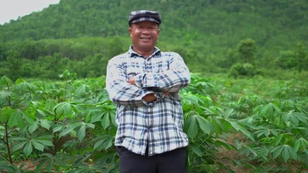 Anciano Parado Sonriendo Felizmente Aislado Plantación Campo Montaña Bosque Agricultura — Vídeo de stock