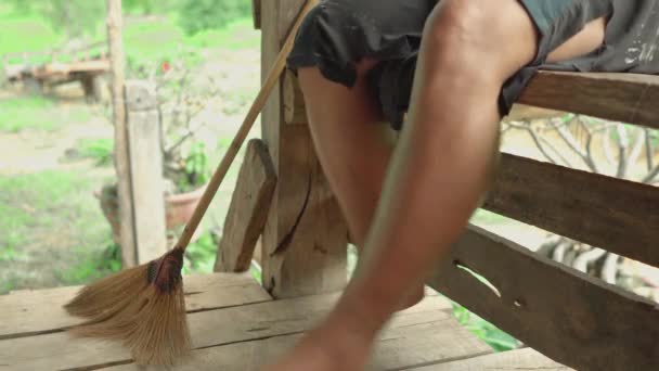 Orang Tua Duduk Balkon Soliter Melihat Sawah Pegunungan Hutan Kaki — Stok Video