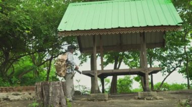 Bir adam sırt çantasıyla seyahat ediyor. Dağ pirinç tarlası turizm kamerası. Doğal tepeler, kır evleri, Tayland 'ın güzel manzaraları..