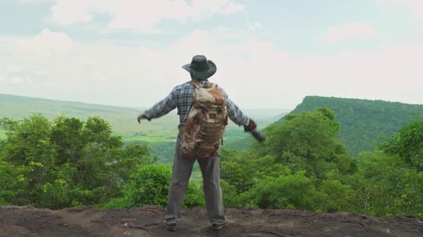 Orang Turis Laki Laki Ransel Photographer Mengambil Gambar Pegunungan Hutan — Stok Video