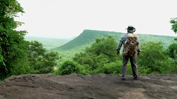 Orang Orang Tua Wisata Ransel Berdiri Tebing Puncak Gunung Indah — Stok Video