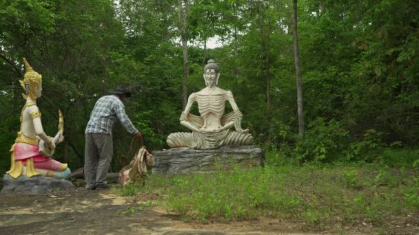 Turista Varón Adulto Mochila Sentarse Inclinarse Ante Estatua Creencia Budista — Vídeos de Stock