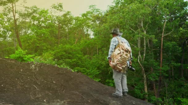 Dorosły Mężczyzna Backpacker Podróżnik Przygoda Podróże Samotnie Turystyka Wakacje Parku — Wideo stockowe
