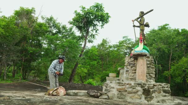 大人の男性バックパッカー観光客は タイの国立公園だけで仏教宗教旅行冒険旅行で仏像を崇拝するために座っています — ストック動画