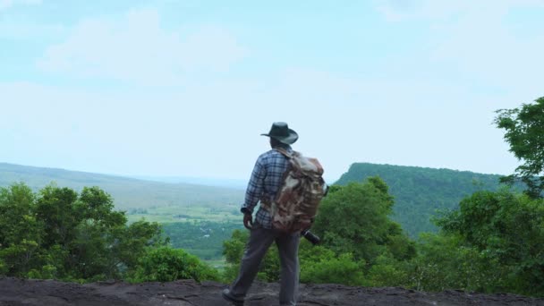 Osoba Męski Plecak Turystyczny Fotograf Robiący Zdjęcia Górach Lasach Piękna — Wideo stockowe