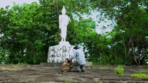 Взрослый Турист Мужчина Турист Сидит Поклониться Статуе Будды Буддизме Религия — стоковое видео