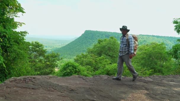 Orang Orang Tua Wisata Ransel Berdiri Tebing Puncak Gunung Indah — Stok Video