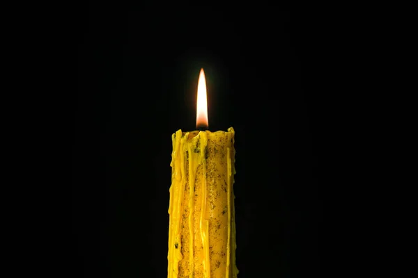 Горящая Жёлтая Свеча Чёрном Фоне — стоковое фото