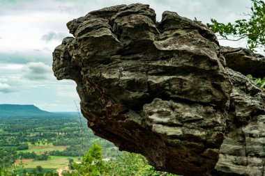 Dik kayalıklar, güzel dağ doğası, turistik yerler.