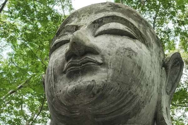 Buddyzm Starożytna Architektura Tajskie Świątynie Lasy Posągi Głowy Liście Oczy — Zdjęcie stockowe