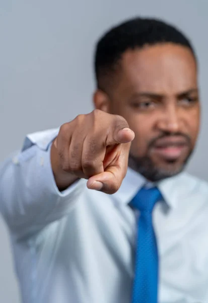 Hombre Negocios Negro Señalando Dedo Para Echar Culpa Alguien Más — Foto de Stock