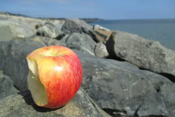 Δαγκωμένο Μήλο Στην Παραλία — Φωτογραφία Αρχείου