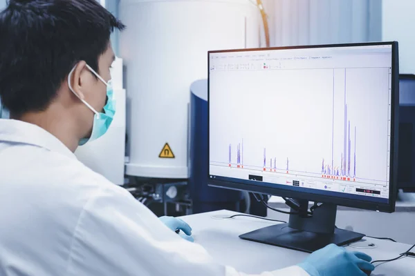 Forskare Människan Kontrollerar Spektrum Prov Analys Med Kärnmagnetisk Resonansspektroskopi Nmr — Stockfoto