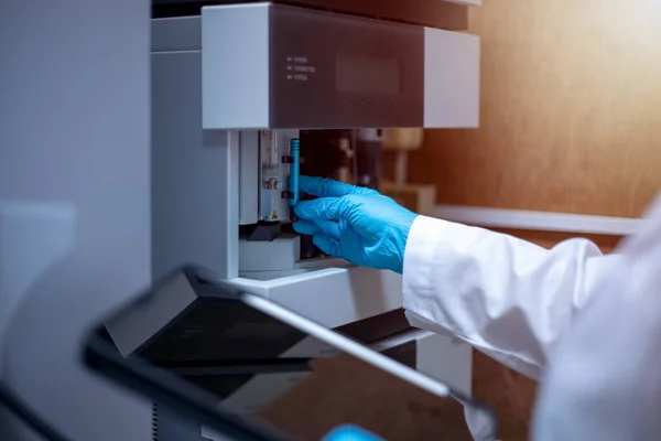 Forskaren Utför Underhållskontroller Analysinstrumentet Liquid Chromatography Mass Spectrometer Före Och — Stockfoto