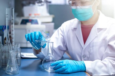 Kimyasal Gelişmiş Araştırma Laboratuvarı, kadın bilim adamı laboratuarda deney için kimyasallar hazırlıyor. İlaç, ilaç ve biyoteknoloji geliştirme araştırmaları.