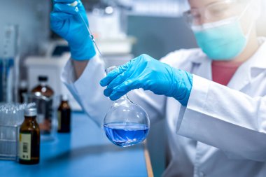 Kimyasal Gelişmiş Araştırma Laboratuvarı, kadın bir bilim adamı laboratuarda deney için kimyasallar hazırlıyor. İlaç, ilaç ve biyoteknoloji geliştirme araştırmaları.