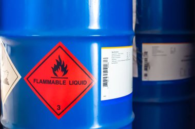 Kimyasal varildeki yanıcı sıvı, tehlikeli kimyasal uyarı sembolü dimetilbütan, metanol, etanol ve butanol için dikkat gösteriyor. Sanayi kullanımı ve bilimsel araştırma.
