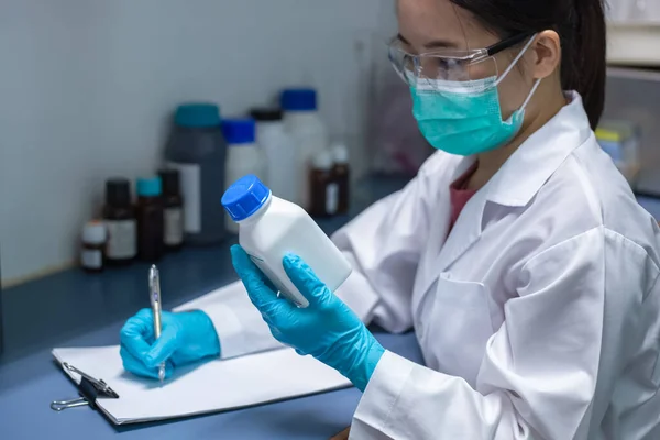 Kemisk Forskning Laboratorium Kvinnlig Forskare Läser Kemisk Etikett Kemisk Formel — Stockfoto