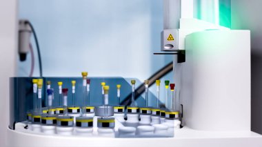 Yeşil ışık, numuneleri gelişmiş analiz, kimya, biyokimya ve bilimsel araştırma için otomatik NMR spektroskopisine yüklemeye hazır olduğunu gösterir..