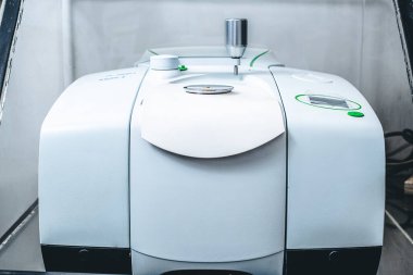 Fourier Dönüşüm Kızılötesi Spektroskopi FTIR Aracı. FTIR, analiz edilen ilacın kimyasal kimliğini belirlemek için kullanıldı. FTIR endüstride ve diğer araştırmalarda analiz için kullanılır..