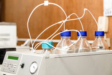 Mobil faz cam şişeleri yüksek performanslı sıvı kromatografi HPLC enstrümanı. HPLC enstrümanı farmakoloji, kimya ve diğer araştırma laboratuvarlarında ileri analizler için kullanıldı..