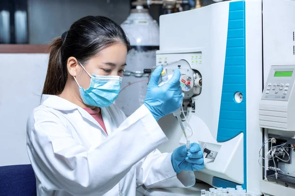 Forskare Kvinna Använder Micropipette För Provberedning Med Injektionsflaska För Vätskekromatografi — Stockfoto
