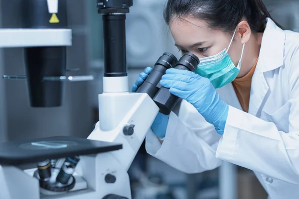 Kvinnliga Forskare Använder Det Inverterade Mikroskopet För Att Titta Odlingsceller — Stockfoto
