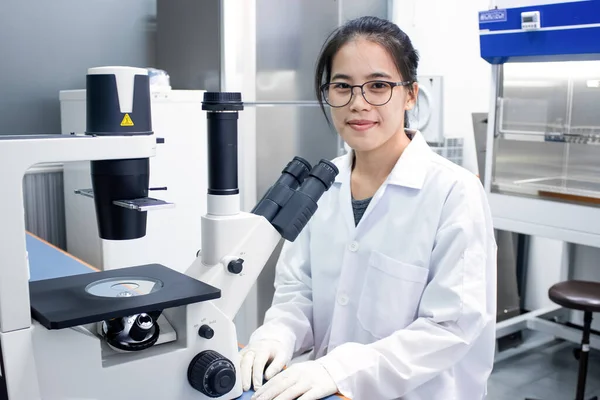 Porträtt Kvinnlig Forskare Som Arbetar Laboratoriet Med Ett Mikroskop För — Stockfoto