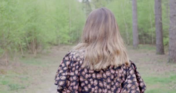 Parkta Yürüyen Çekici Genç Bir Kadın Uçan Saçlarıyla Dönüp Kameraya — Stok video