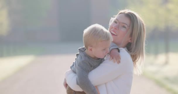 Uma Jovem Feliz Mãe Filho Brincando Abraçando Meio Parque Nos — Vídeo de Stock