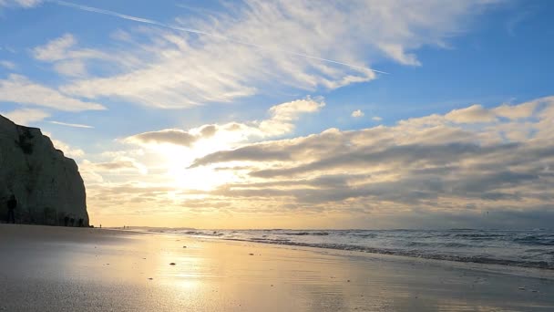 海の波の上の夕日砂のビーチを洗う 山のシルエットの上に空の太陽を設定 熱帯の誰も自然の風景です 高品質4K映像 — ストック動画