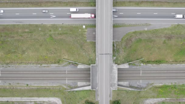 田舎の高速道路の横にある鉄道 車を渡すと 橋の下に行くと 空中ビュー 美しい緑の風景 自然と交通機関の概念 高品質4K映像 — ストック動画