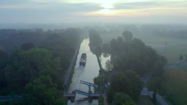 Vista Aérea Cielo Espectacular Amanecer Sobre Canal Con Barco Carga — Vídeo de stock