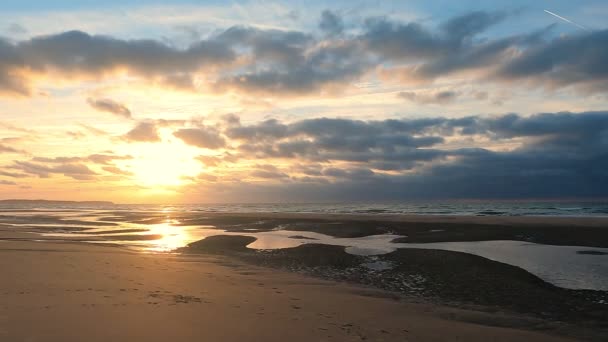 황금빛 태양으로 바닷가의 모래사장에서 아름다운 일몰을 있었다 피터스 자연은 있습니다 — 비디오