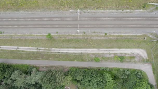 田舎の鉄道橋 空中ビューの下に行く 美しい緑の風景 自然と交通機関の概念 高品質4K映像 — ストック動画