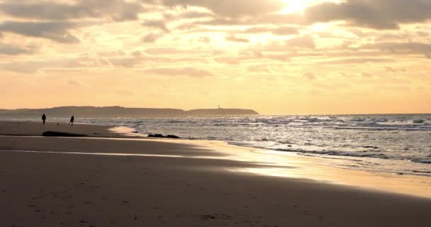Прогулянка Дивовижному Барвистому Заходу Сонця Піщаному Пляжі Біля Моря Під — стокове відео
